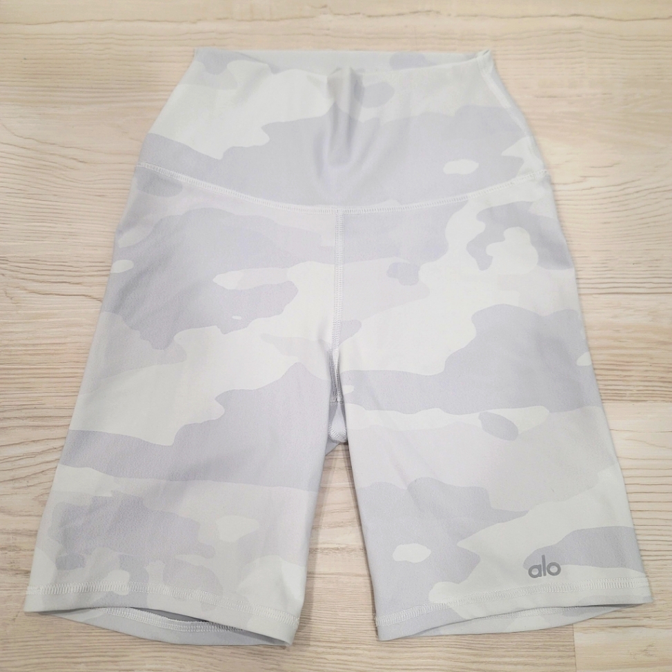 Alo Yoga Shorts In White Camo Size Xs